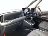 運転席周りのレイアウトをご覧ください。ナビゲーションが綺麗に装着されすっきり収まってますね!