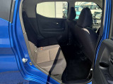 後部座席で足が組めるくらい広いです。