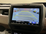 リバースギアに入れるだけで後方の表示へ切り替わります。夜間や雨の日の駐車も楽になりますよ。