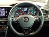 Volkswagen全車共通の上質な本革を使用した手触りのしっとりとしたステアリングです。唯一素肌が触れるハンドルは上位モデルと同じ握り心地になっております。