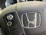 【Hondaスマートキー】カバンやポケットに入れたままでもドアの施錠・解錠が可能なスマートキーを装備。エンジンのオン・オフ時もカギを取り出す必要が無いからとっても便利です♪