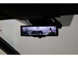 電子インナーミラーです。バックドア内側にカメラを取付けてインナーミラーに後方映像を表示。例えば、後席に大柄の方が座っていても後方確認が難なく出来ます。モニターモードとミラーモードは切替え可能です。