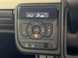 【オートエアコン】一度お好みの温度に設定すれば、車内の温度を検知し風量や温度を自動で調整。暑い&hellip;寒い&hellip;と何度もスイッチ操作をする必要はありません。快適な車内空間には必須の機能ですね♪