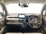 【前方視界】開放的な前方視界!運転がしやすく疲れにくいです♪窓が大きく、見通しがとっても良いおクルマですよ♪