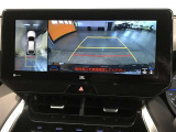パノラミックビューモニター付きです。車両を上から見たような映像をディスプレイオーディオ画面に表示。運転席からの目視だけでは見にくい、車両周辺の状況をリアルタイムでしっかり確認できます。