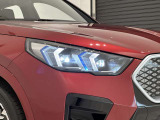 アダプティブLEDヘッドライトはステアリングを切った方向を照らします。