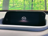 【マツダコネクトナビ8.8インチ】車内の雰囲気にマッチした一体型タイプのナビ。各種車輌設定やBluetooth再生等、様々な機能が楽しめます。直感的なダイヤル操作が可能で、使い勝手も良好です。