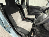 内装工程では、中古車を気持ちよくお乗りいただけるよう清掃しています。ニオイの元となるフロアカーペットまで洗浄・消臭済み?