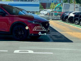 フロントガラスへの投影型であるヘッドアップディスプレイ。車速や交通標識、ナビゲーションの案内などの情報が映し出されます!