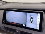 パノラミックビューモニターを装備。駐車場や交差点でクルマを真上から見るように周囲を確認できます。機能の詳細は販売店スタッフまでおたずねください。