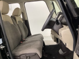 女性でも運転がしやすいように、シートの高さ調整機能(シートリフター)がついています。運転席と助手席の間が空いている為、助手席側への移動がスムーズです。交通量の多い道でも助手席側から乗り降りができます。
