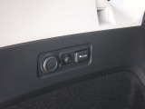 100V AC電源(1500W)もラゲッジに装備。車内で家電が自由に使える。アウトドアで電気毛布や冷蔵庫、電気ポットなどが使用できるAC電源。万一の災害時には非常用電源としても活用できます。