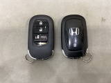 スマートキー付きですからドアロックの開閉およびエンジンスタートが楽々です。電動スライドドアの開け閉めもボタンで操作できます。スペアキーも同じものを用意しております。