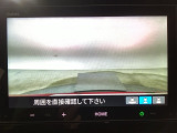 【バックカメラ】運転が苦手な方も車庫入れラクラクです!ギアをリバースに入れれば自動的に切り換わりますので、面倒な操作は不要です♪狭い駐車場もお車を傷つけず安心ですね!