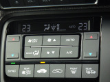 オートエアコンは左右席で独立温度コントロールが可能です。運転席はキンキンに冷やして助手席はマイルドにと言った設定が可能です☆暑さ寒さでケンカすることもなくなりますね♪