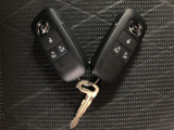 スマートキーを装備しています☆カギをカバンやポケットに入れて頂いた状態でドアロックの開閉やエンジンスタートをして頂けますよ!とても便利な装備です!