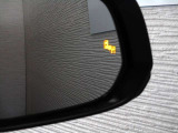 隣車線を走る車両をレーダーで検知し、ドアミラーでは確認しにくい後側方エリアに存在する車両に加え、急接近してくる車両も検知します。車両を検知するとドアミラーに搭載されたLEDインジケーターが点灯します。