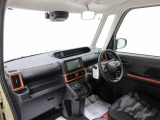 ダイハツのお店では、ダイハツ車を知り尽くしたプロフェッショナルが、専用の診断機器を使って各システムを点検しております。