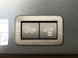 【パワーバックドア】スマートキーや運転席のボタンを押すだけでリアゲートが自動で開閉します!荷物を持っている時や、高い位置にあるバックドアを閉める際に便利な機能です♪