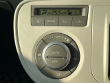 【オートエアコン】一度お好みの温度に設定すれば、車内の温度を検知し風量や温度を自動で調整。暑い&hellip;寒い&hellip;と何度もスイッチ操作をする必要はありません。快適な車内空間には必須の機能ですね♪
