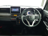 【運転席インテリアデザイン】左右対称のインテリアデザインでドライバーを包み込み運転に集中できるように設計されています。