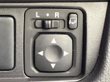 【電動格納ミラー】サイドミラーは電動格納式となっており、狭い駐車場でもキズがつくリスクを抑えられます。