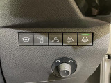 【車線逸脱防止支援システム(インテリジェントLI/LDP)】車線からはみ出しそうになると、車線内を走行するようにステアリング操作をサポートします!機能には限界があるためご注意ください。