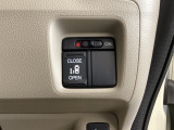 左側電動スライドドアは運転席からでも操作ができるように、ハンドル付近に開閉の操作スイッチが付いています。