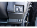 両側電動スライドドア付。通常のドアに比べて、車のボディーに対し平行に開閉し、開けてもスペースを取りません。出入り口が大きいドアはお子様のいるご家庭はもちろん、混んだ駐車場でも大活躍です!