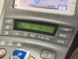 【オートエアコン】一度お好みの温度に設定すれば、車内の温度を検知し風量や温度を自動で調整。暑い&hellip;寒い&hellip;と何度もスイッチ操作をする必要はありません。快適な車内空間には必須の機能ですね♪
