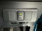 コーナーセンサーを車の前後に装備。障害物までの距離に応じて警告音を変えてお知らせ。縦列駐車時や駐車場・車庫などでの取り回しをサポートします。詳細は販売店スタッフまでおたずねください。