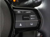◆アダプティブクルーズコントロール◆予め設定した車速内でクルマが自動的に加減速。前走車との適切な車間距離を維持しながら追従走行します。【LKAS】車線維持支援システムでステアリング操作を支援。