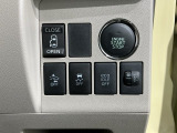 パワースライドドアが付いています。ワンタッチで簡単にお子様でも、お年寄りの方でも、開閉できますからとても便利です。キーレスや車内スイッチでも自動でドアの開閉ができます。
