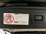 後ろが狭くてもサッと積める。途中で止められる安心のバックドア。後ろの駐車スペースが狭い時に重宝しますよ♪