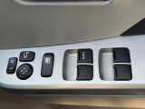 【電動格納ミラー】サイドミラーは電動格納式となっており、狭い駐車場でもキズがつくリスクを抑えられます。