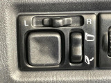 【電動格納ミラー】サイドミラーは電動格納式となっており、狭い駐車場でもキズがつくリスクを抑えられます。