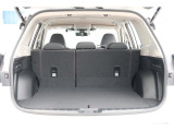 車体構造の見直しや、新型パワーリヤゲートの採用により、荷室幅および荷室開口部を拡大。サイズの大きな荷物の出し入れがしやすくなっております。