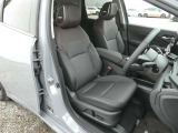 高級感のある上質なシートです。前席にはシートヒーターが付いています。また運転席はパワーシートになります。