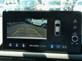 バック駐車が苦手な方や、初めてのお車で不安な方も安心。後方の映像をナビ画面に表示するため、周囲を確認しながらスムーズに駐車できます。
