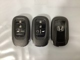 スマートキーを装備しています。鍵を差し込むことなくドアロックの開け閉めと、スタートボタン操作でのエンジンスタートができます。ボタン操作でトランクが開けられる電動テールゲートのボタンもついています。