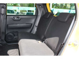 フロントシートの背もたれを、後ろに座る人のひざに沿うように湾曲させ、ひざまわりにゆとりをもたせました。床面がフラットなのもこの車のウレシイ部分です♪