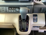 シフトはインパネシフト、パーキングブレーキは電子制御なので運転席と助手席の間はすっきりしています。
