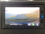 【バックカメラ】運転が苦手な方も車庫入れラクラクです!ギアをリバースに入れれば自動的に切り換わりますので、面倒な操作は不要です♪狭い駐車場もお車を傷つけず安心ですね!