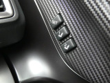 運転席はシートメモリー機能が付いているので、自分以外の人がシートを動かしても、ボタン一つでセットした位置に戻せます。
