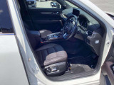 運転席はまっすぐな姿勢でシートに座り、足を自然に伸ばして操作できる位置各ペダルを配するという理想的なレイアウトを実現しています!ぜひ一度MAZDAのドライビングポジションをご体感ください。