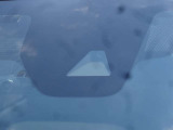 【エマージェンシーブレーキ】走行中に前方の車両等を認識し、衝突の危険があるときは警報とブレーキで衝突回避と被害軽減をアシスト。より安全にドライブをお楽しみいただけます。