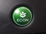 葉っぱマークのECONスイッチ!スイッチをONにするだけで、エンジンやエアコンなどを協調制御。燃費の向上に貢献します!