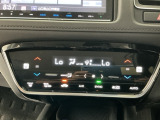 【左右独立オートエアコン】左右席で独立温度コントロールが可能です。運転席はキンキンに冷やして助手席はマイルドにと言った設定が可能です☆暑さ寒さでケンカすることもなくなりますね♪