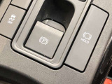 HOLD機能付きの電動パーキングブレーキ。HOLD機能を使用すると、信号待ちなどでフットブレーキから足を放しても、車は動かずそのまま停車してくれます。ドライブなど足が疲れた時には便利な機能です。