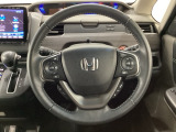 ハンドルにHondaセンシング系のクルーズコントロールやレーンキープアシストなどのスイッチと、オーディオの操作スイッチが装備されています。ハンドルから手を離さず安全に操作できます。